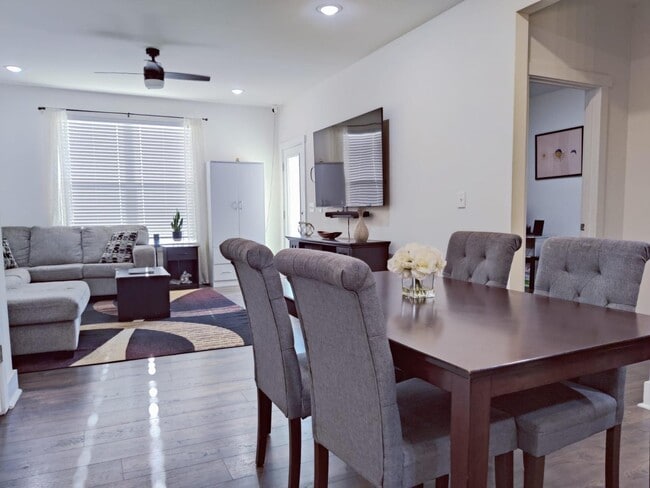 Building Photo - 4 Bedroom Townhome for Rent Apex