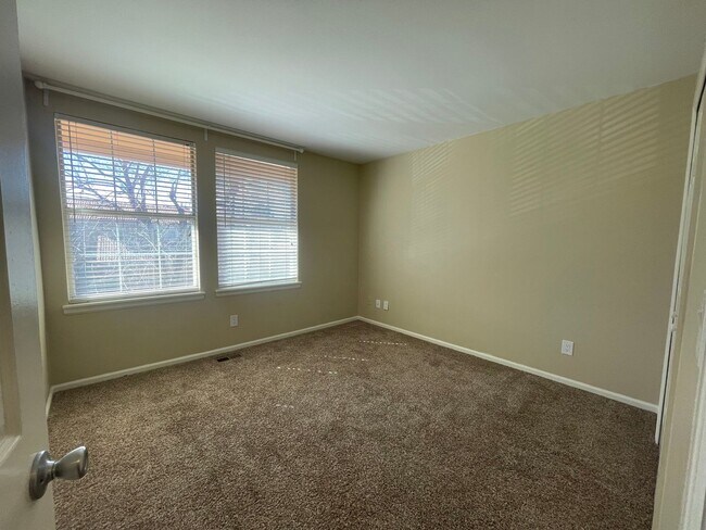 Building Photo - $0 DEPOSIT OPTION. LUXURIOUS 3BED/3.5 BATH...