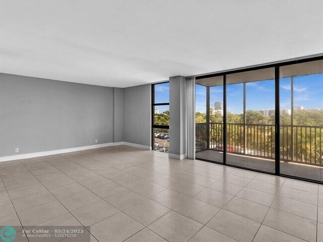 Building Photo - 20379 W Country Club Dr