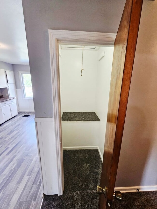 Building Photo - Renovated 2BR/1BA Home