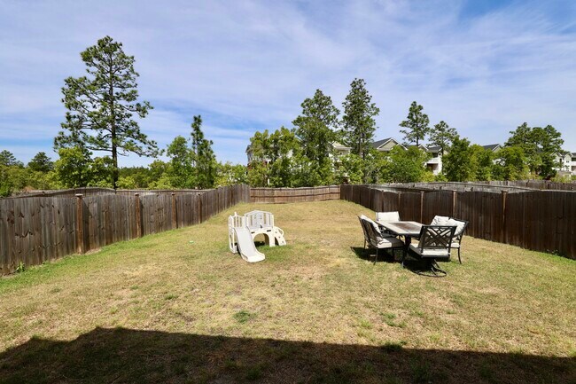 Building Photo - 1052 Ashcroft Cir