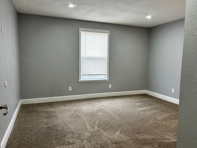 Building Photo - Large Beautiful Home!