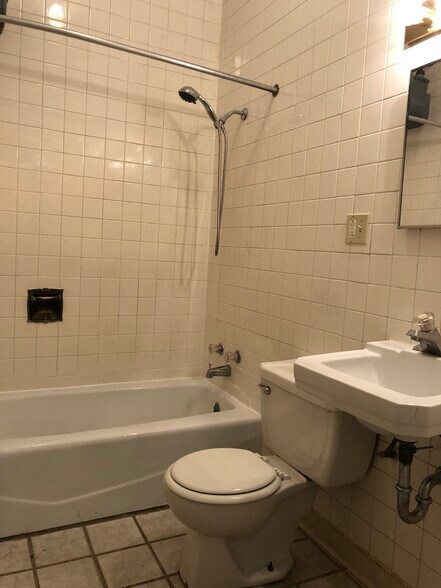 Bathroom - 1425 W Wilson Ave