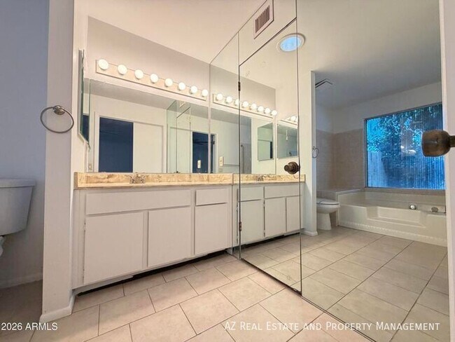 Building Photo - 2901 W Sierra St