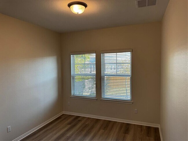 Building Photo - 905 Copper Frond Way