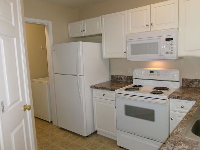 Building Photo - Second floor 2 bedroom, 2 bath condo with ...