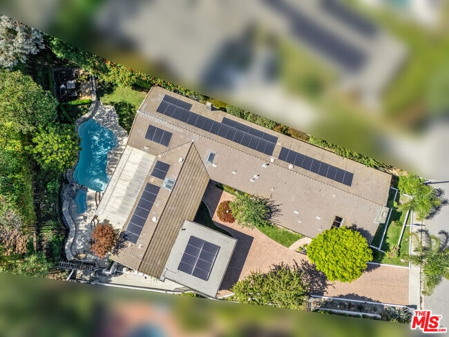 Building Photo - 8331 Skyline Dr