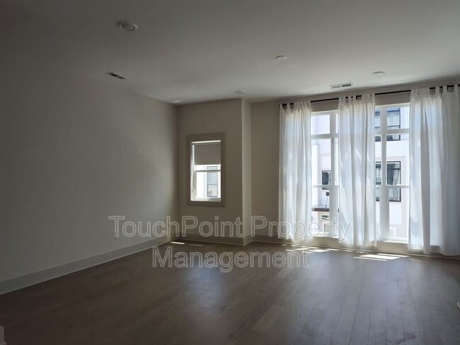 Building Photo - 1037 Wesley Terrace Ave