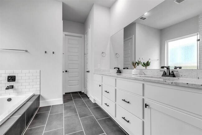 Building Photo - 9219 Trimble Lndg Dr