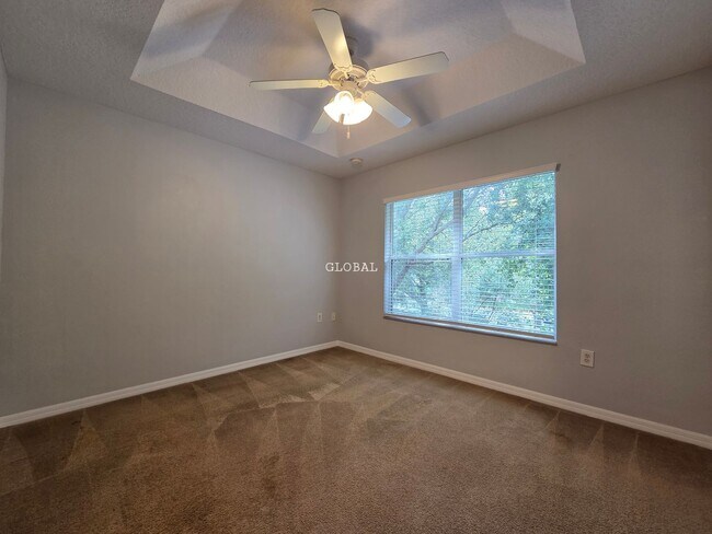 Building Photo - Three Bedroom unfurnished town house (Kiss...