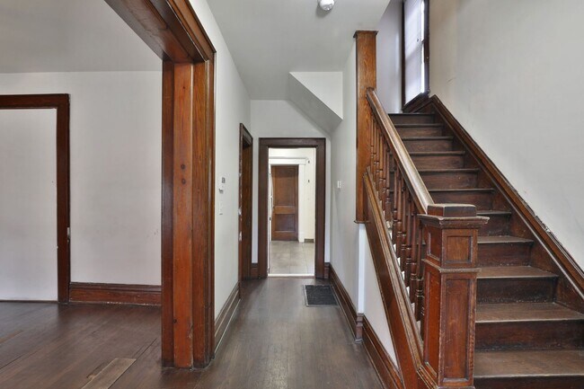Building Photo - 1611 Summit St