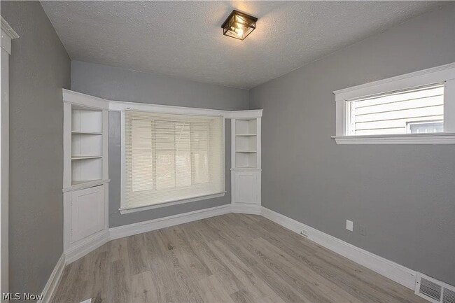 Building Photo - Comfortable & Convenient Cleveland Living