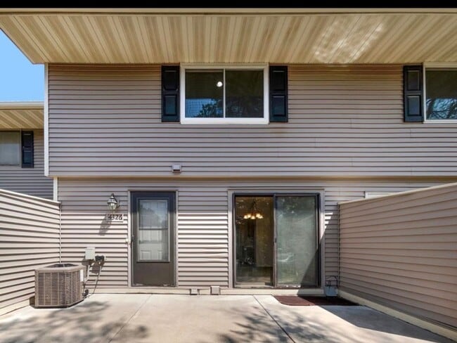 Building Photo - 3 Bed Shoreview Townhome