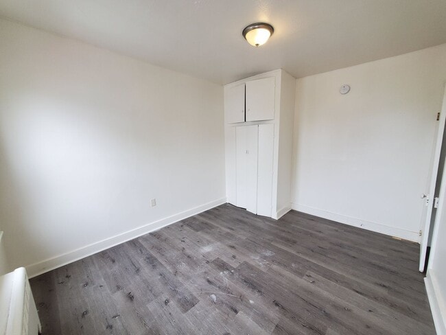 Building Photo - Milton -840