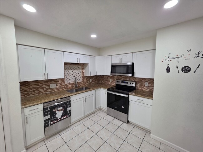 Building Photo - 2114 Greenbriar Colony Dr