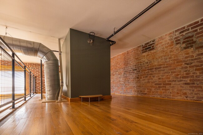 Building Photo - 325 Myrtle Ave