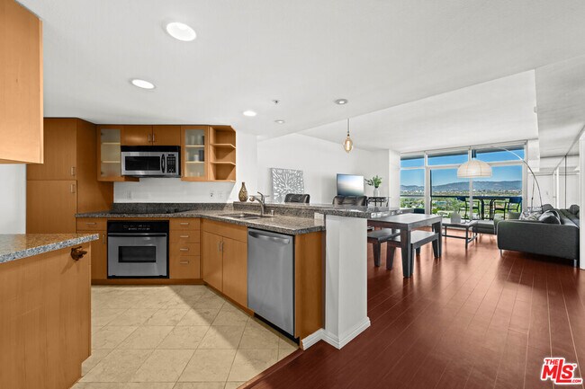 Building Photo - 13700 Marina Pointe Dr