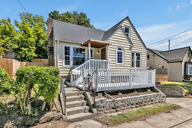Building Photo - Charming 3 Bedroom Home in Bremerton