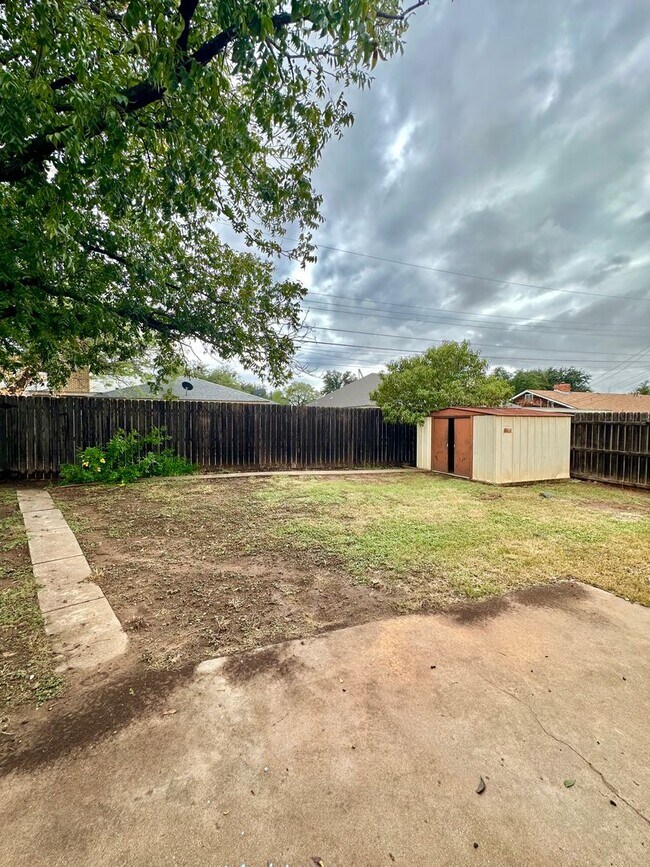 Building Photo - COMING JUNE 2026 - Spacious 3 Bedroom 2 Bathroom Home in College Hills Neighborhood!