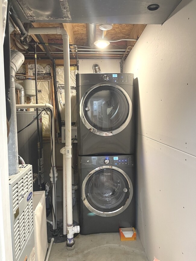 Building Photo - 7825 Banks St