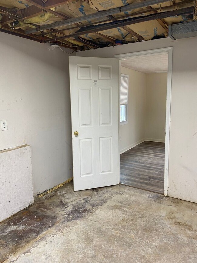 Building Photo - Spacious 3-bedroom, 1.5-bath end-unit townhome located in Edgewood