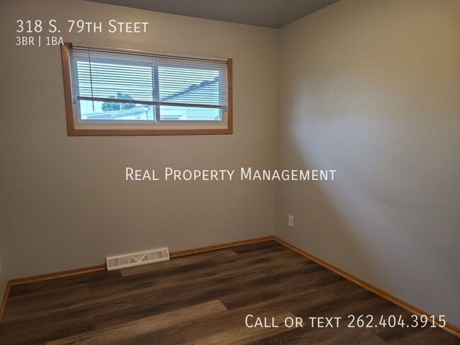 Building Photo - 318 S 79th St