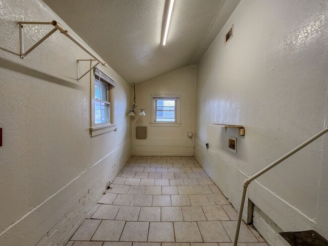 Building Photo - 1002 N Overland Ct
