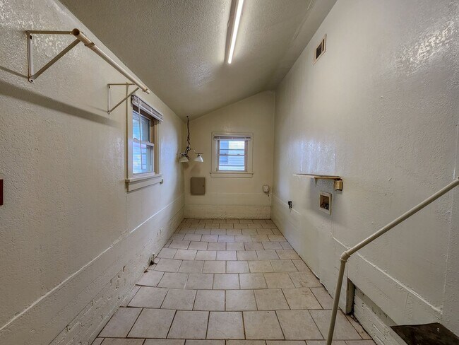 Building Photo - Newly Renovated 3 bedroom 1 bath home in Shawnee