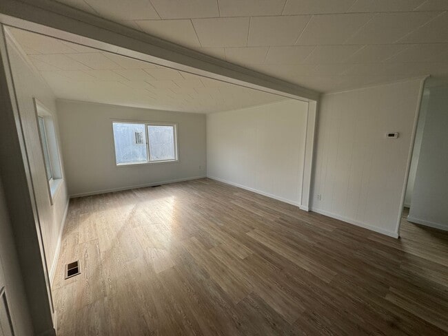 Building Photo - Large Home in Newport!