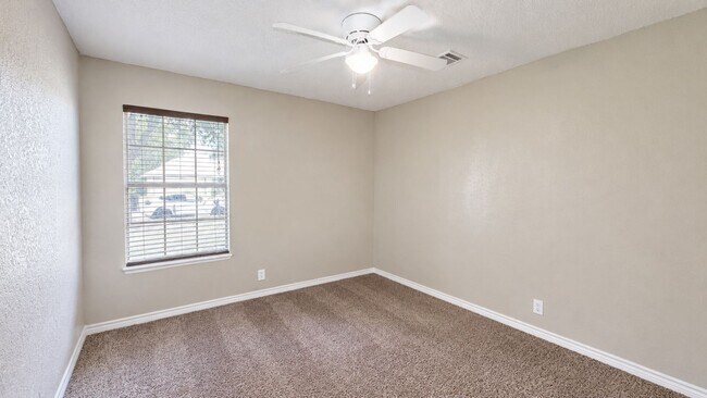 Building Photo - Spacious 3-bedroom, 2-bath rental offering 1,580 square feet in Schertz!