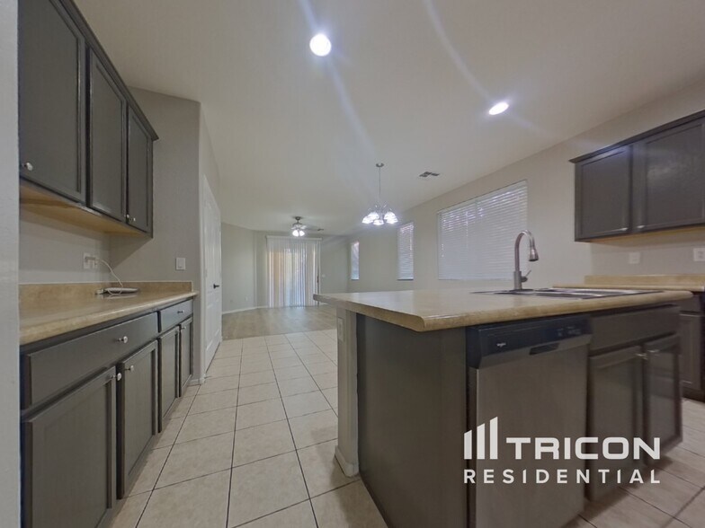 Building Photo - 7919 S 73rd Dr