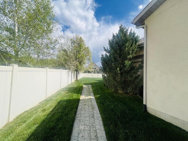 Building Photo - 2035 Quartzridge Dr