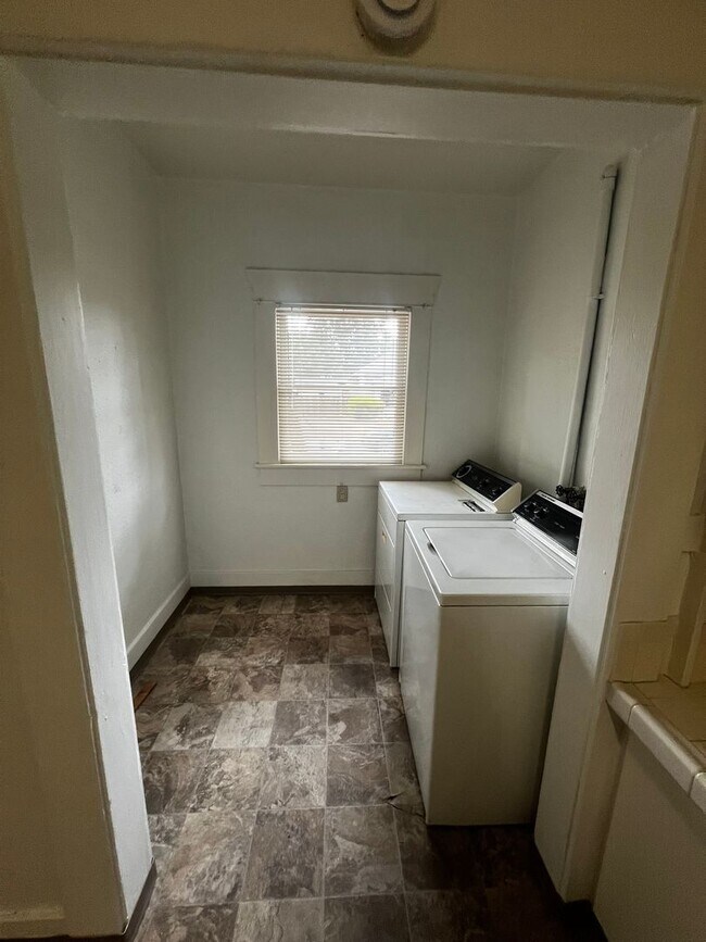 Building Photo - Spacious 4-Bedroom Home in an Excellent Location Near Parks, Shopping & the Fairgrounds