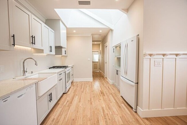 Building Photo - Recenty Updated 1916 California Bungalow f...
