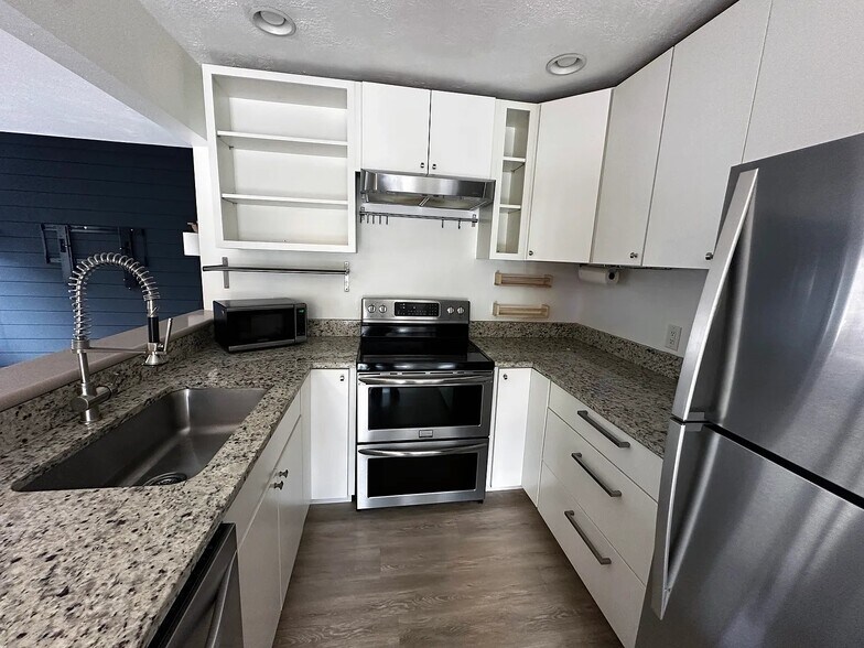 Building Photo - 1895 Alpine Ave.