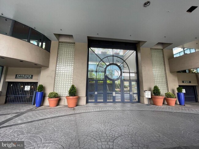 Building Photo - 7 N Christopher Columbus Blvd