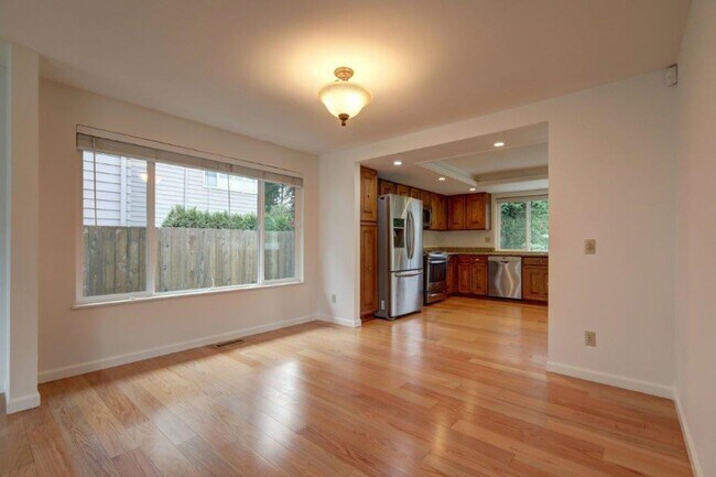 Building Photo - Spacious 4 Bedroom/3ba Bath Bellevue Home Available Now!