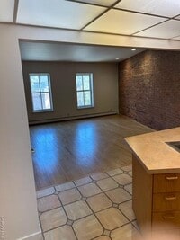 Building Photo - 528 Main St