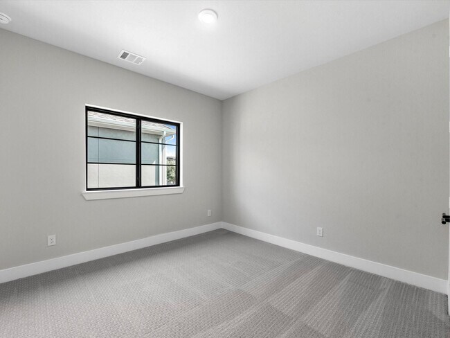 Building Photo - 12038 Royal Oaks Banner Wy