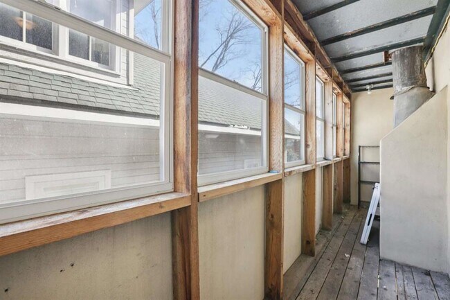 Building Photo - 1106 W 6th St