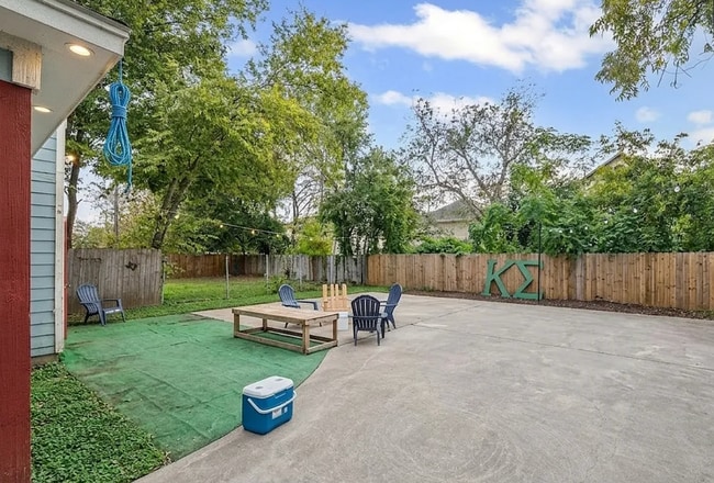 Building Photo - 7 bedroom home 2 min walk from Campus