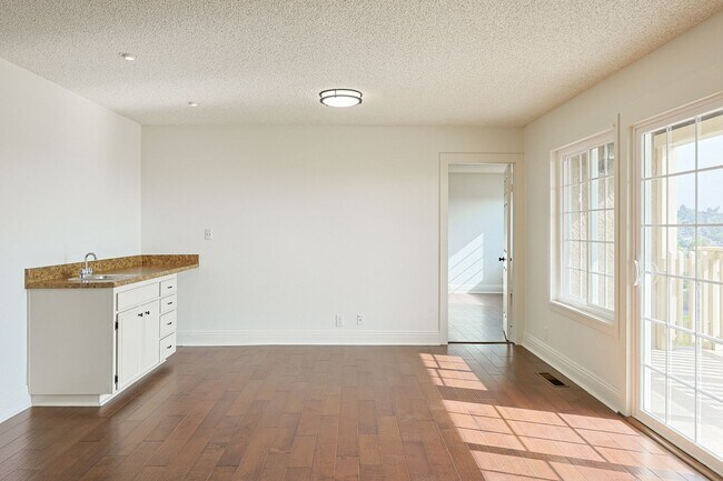 Building Photo - Spacious 4 Bed / 3 Bath Home in Desirable Nebo Hill – La Mesa (3,056 Sq Ft)