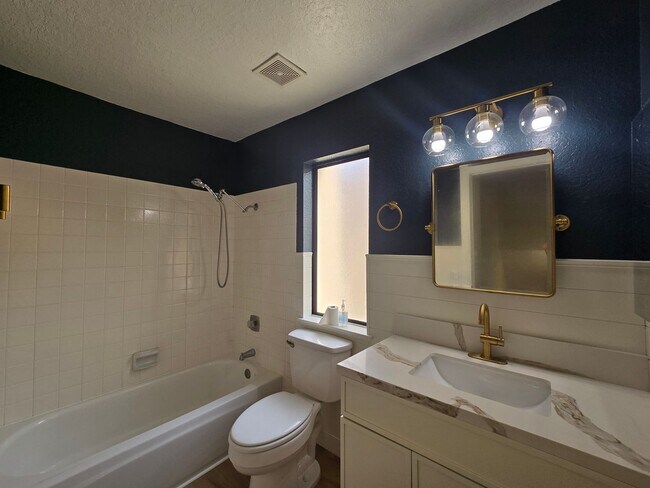 Building Photo - Hawarden Hills Home