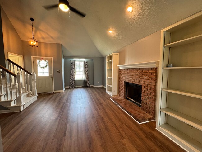 Building Photo - 1049 Mustang Ct