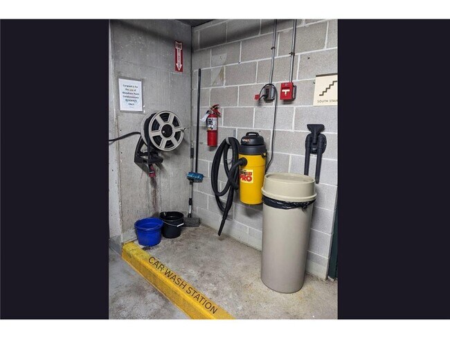 Building Photo - 6500 Woodlake Dr