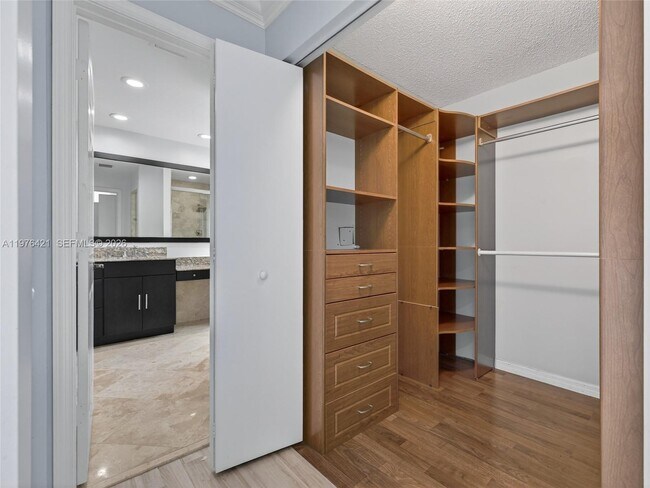 Building Photo - 1008 Highland Meadows Dr