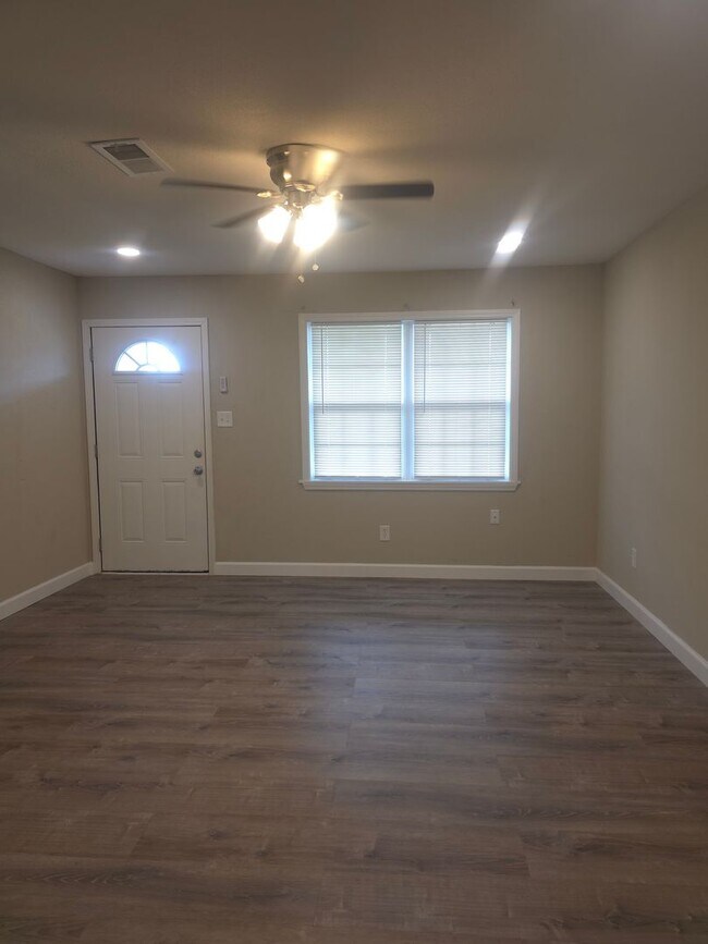 Building Photo - 3 Bed | 2.5 Bath Rental in North Lake Charles