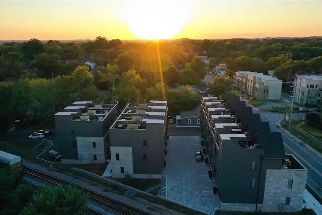 Building Photo - 738 Douglas Ave