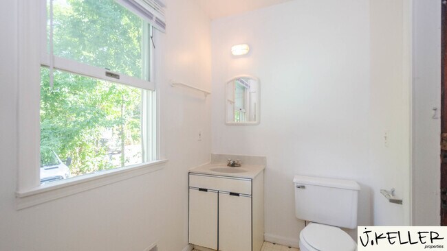 Building Photo - 931 Dewey Ave