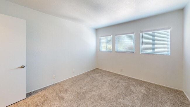 Building Photo - 1827 Lincoln Ave